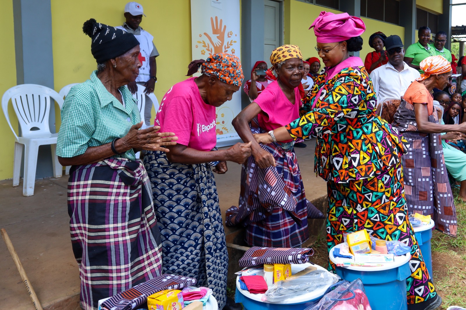 Primeira-Dama visita centro de acomodação na Matola e pernoita com vítimas das cheias